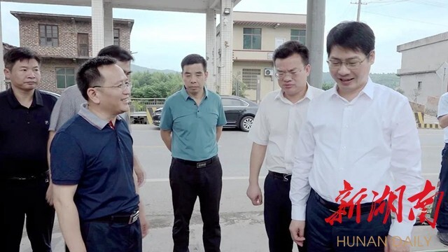 在灵官治超站,梁成谷检查了治超站基础设施,详细询