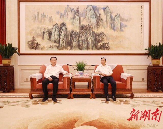 7月13日下午，省委书记、省人大常委会主任许达哲在长沙与来湘出席博鳌亚洲论坛全球经济发展与安全论坛首届大会推介会的博鳌亚洲论坛秘书长李保东一行座谈。湖南日报·新湖南客户端记者 赵持 摄