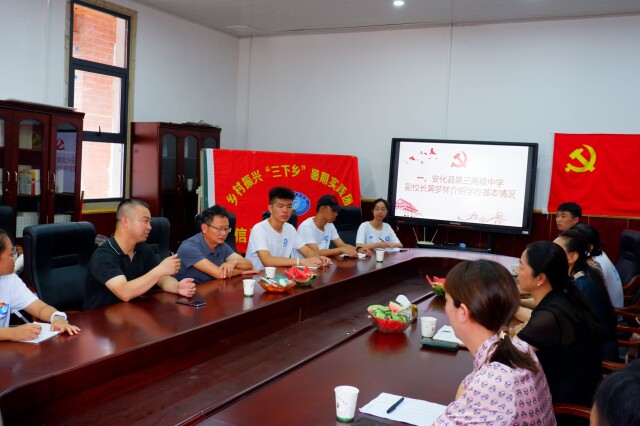 苏玲率队看望慰问暑期社会实践团队师生