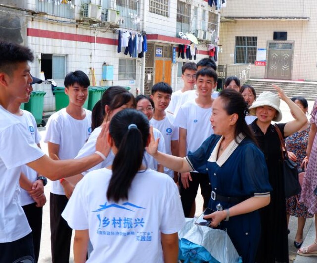 苏玲率队看望慰问暑期社会实践团队师生