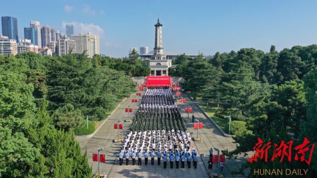 9月30日上午，湖南省会各界向烈士敬献花篮仪式在湖南烈士公园举行。