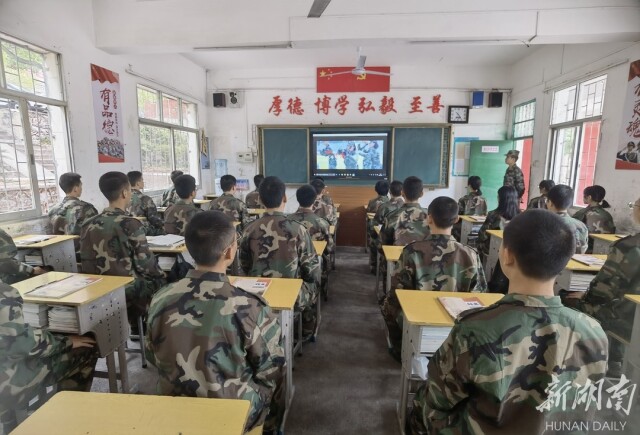 临武二中首批国防班丨许我一身戎装,书写青春年华