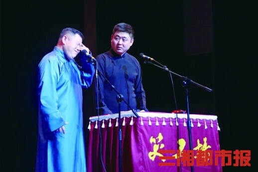 长沙湘江剧场内，笑工场的演员正在表演。受访者 供图