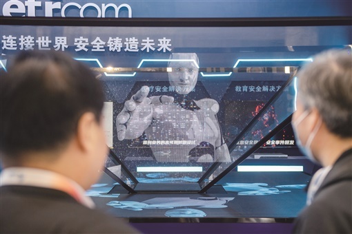 10月18日,参观者在博鳌亚洲论坛全球经济发展与安全论坛博览会的“一创科技”展区参观。 湖南日报全媒体记者 辜鹏博 摄 10月18日,参观者在博鳌亚洲论坛全球经济发展与安全论坛博览会的“一创科技”展区参观。 湖南日报全媒体记者 辜鹏博 摄