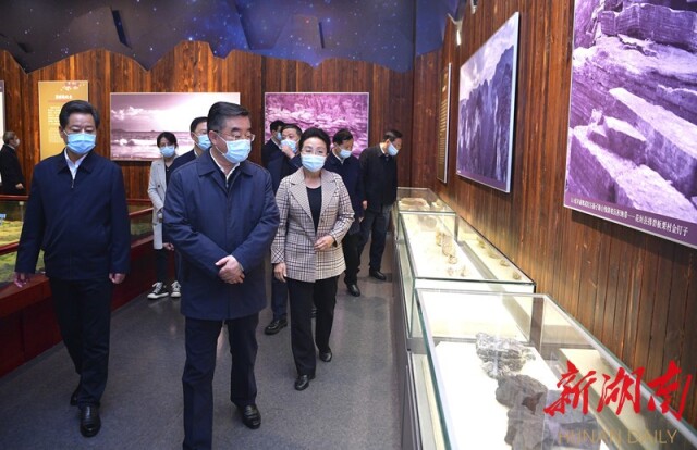  10月26日，张庆伟在湘西土家族苗族自治州博物馆调研。以上照片均由湖南日报全媒体记者 唐俊 摄