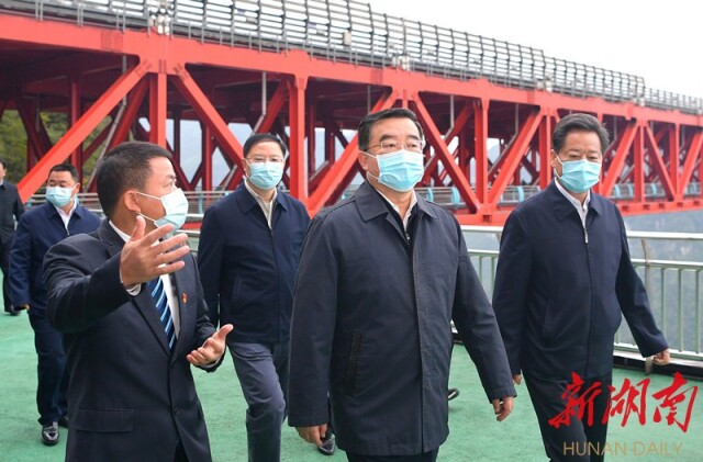 10月26日，张庆伟在吉首市矮寨大桥调研。