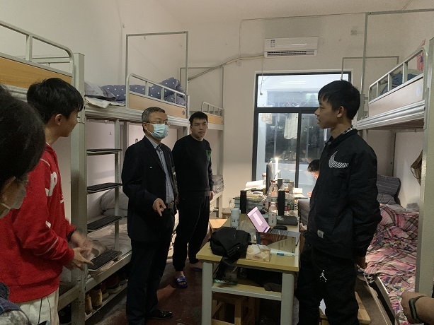 刘钟理深入学生宿舍走访慰问新生