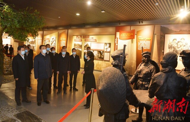 12月2日，张庆伟在“半条被子的温暖”专题陈列馆，实地感悟党的初心和使命。