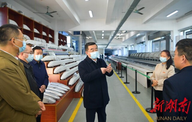 12月4日上午，中南大学高速列车研究中心，张庆伟仔细了解轨道交通关键技术最新研究突破及成果转化情况。以上图片均由 湖南日报全媒体记者 唐俊 摄