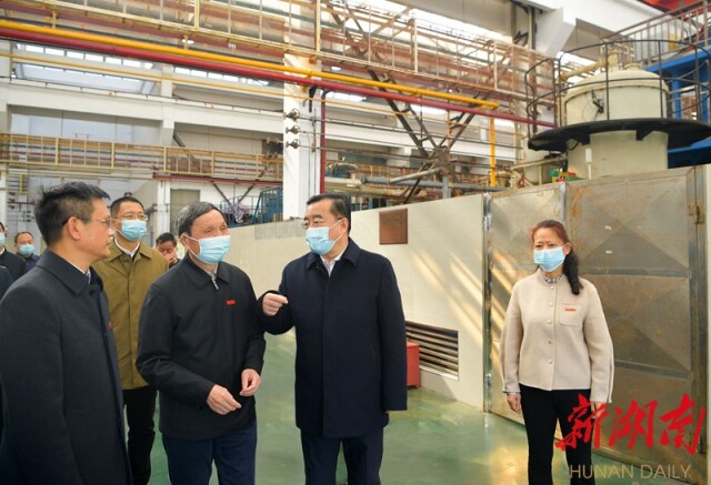 12月4日上午，中南大学粉末冶金研究院粉末冶金国家重点实验室，张庆伟认真听取有关情况介绍。