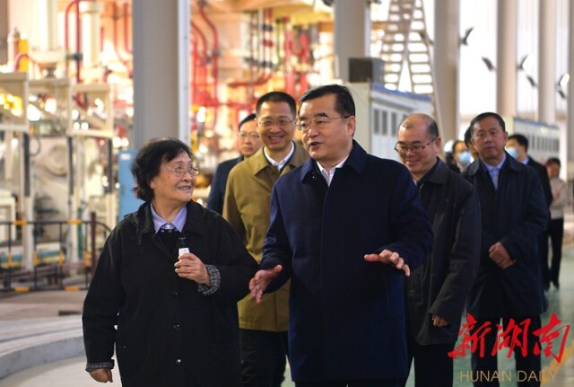 12月4日上午，中南大学轻合金研究院，张庆伟深入了解基地建设、制造加工、科技成果转化等情况。