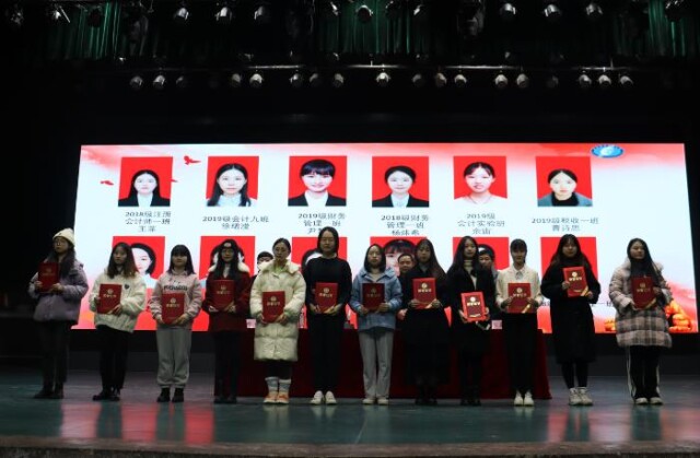 表彰先进典型 发挥榜样作用