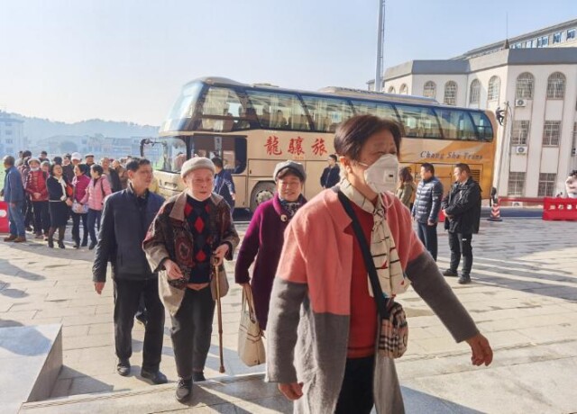 湖南财政经济学院离退休老领导、老同志参观雷锋校区