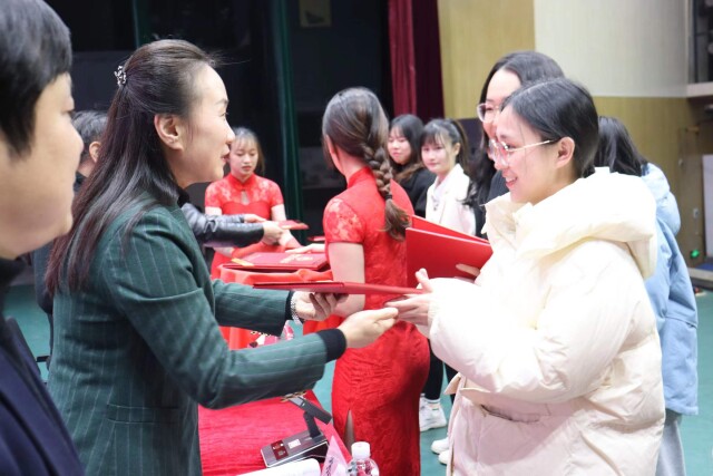 表彰先进典型 发挥榜样作用