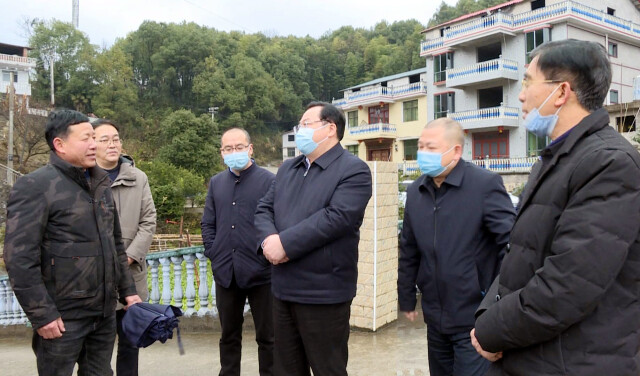 施茶社区4组村民刘灿保说道:"我们原先是靠天喝水的,水多的时候就喝