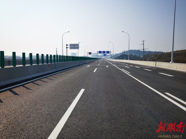 湖南日?qǐng)?bào)丨雨花大道湘府路至繞城高速段通車(chē) 對(duì)加速長(zhǎng)株潭一體化起重要作用