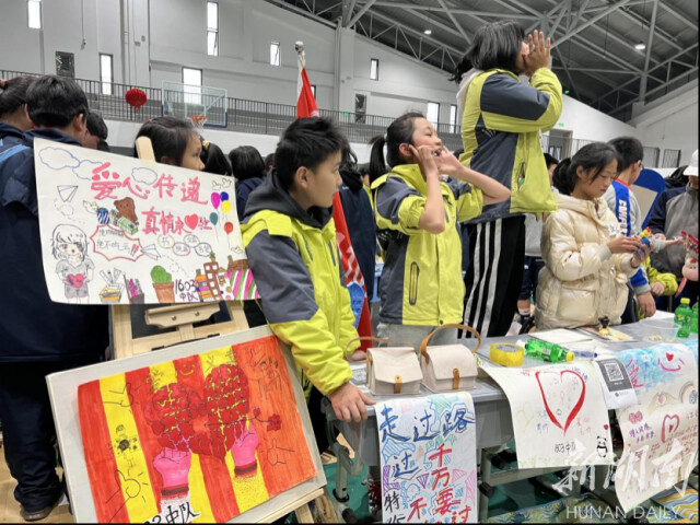 雨花区砂子塘魅力之城小学东校区携手南雅双语实验中学爱心义卖活动