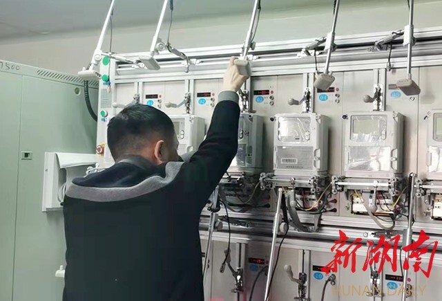 怀化市检验检测中心高效服务企业获锦旗