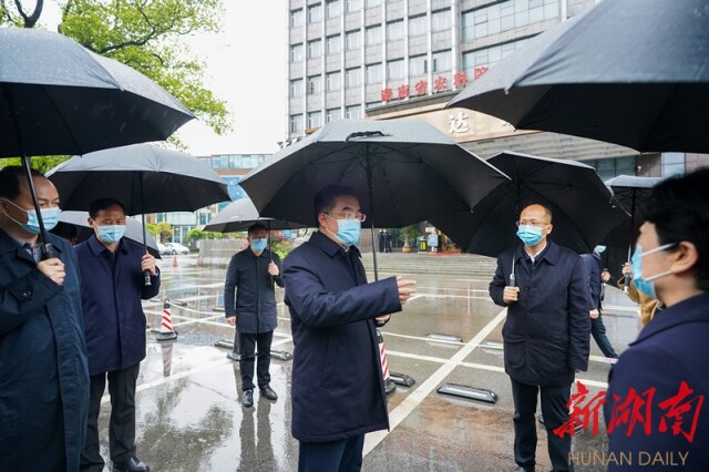 3月22日，张庆伟在鑫达贵都隔离酒店检查指导疫情防控工作。