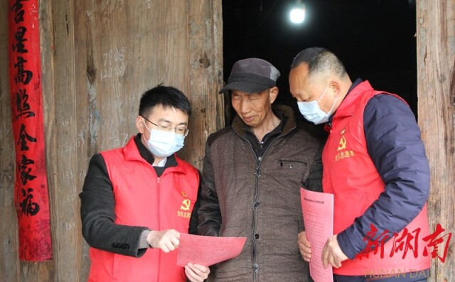 3月20日，永顺县党员志愿者在毛坝乡团结村上门宣传疫情防控知识。吴炼 肖大全 摄
