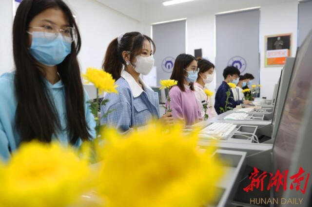 4月4日，南华大学经济管理与法学学院，大学生参加网上祭英烈活动。 曹正平 申嵋 摄影报道