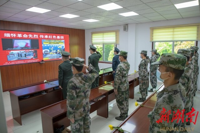 4月4日，东安县人武部组织官兵通过“云”上缅怀祭拜英烈，弘扬英烈精神，传承红色基因。严洁 摄