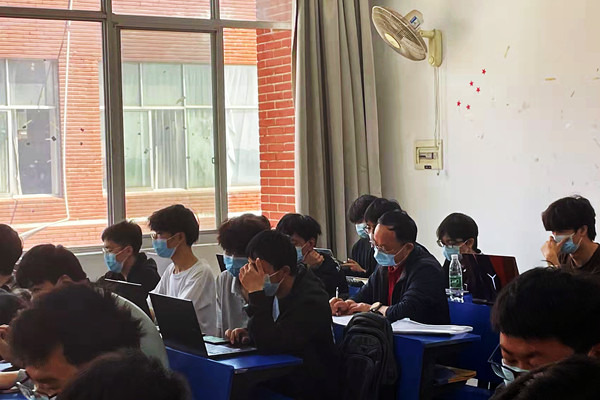湖南交通职院党委书记鲁雁飞赴二级学院检查指导疫情防控和线上教学工作