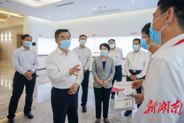 4月26日下午，张庆伟在三诺生物传感股份有限公司调研。以上图片均由 湖南日报全媒体记者 唐俊 摄