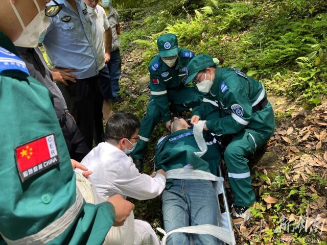 法国游客景区摔伤骨折,张家界"旅游医生"一路飞奔火速施救!