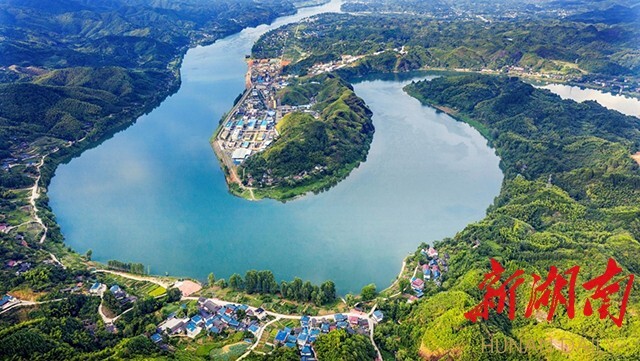 嵩云山,密岩尖,天柱峰三山耸立,沅巫两水绕山旖旎.