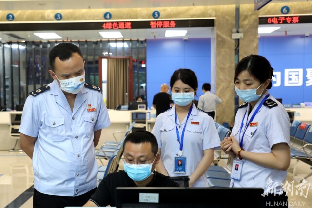 沿着流程走体验税惠红利直达快享|湘潭市雨湖区税务局“一把手走流程”工作纪实