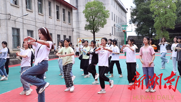 用“心”播种“爱”，湖南工学院学子开展关爱留守儿童社会实践活动