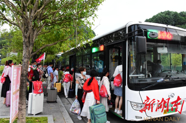 3000人大型旅游团队走进凤凰古城 优质高效接驳服务让游客开启“心安”之旅