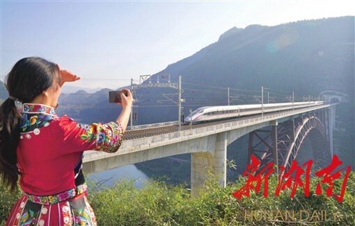 坚定不移沿着习近平总书记指引的方向前进 奋力建设社会主义现代化新湖南