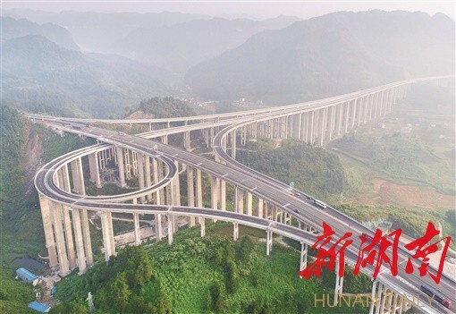 坚定不移沿着习近平总书记指引的方向前进 奋力建设社会主义现代化新湖南