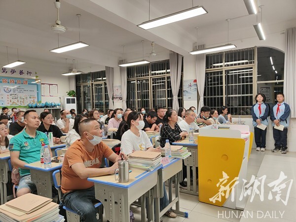 建元中学：“家校共育”促成长