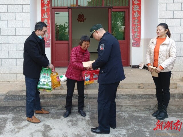 警民携手帮军属，雷锋精神暖人心 《雷锋》杂志社湖南通联站党支部开展慰问活动