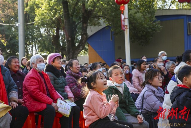 资兴：敲锣打鼓闹新春 花鼓小戏过大年