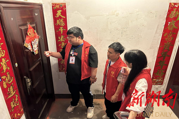 沅陵县沅陵镇：“红马甲”把“湘易办”APP送进百姓家