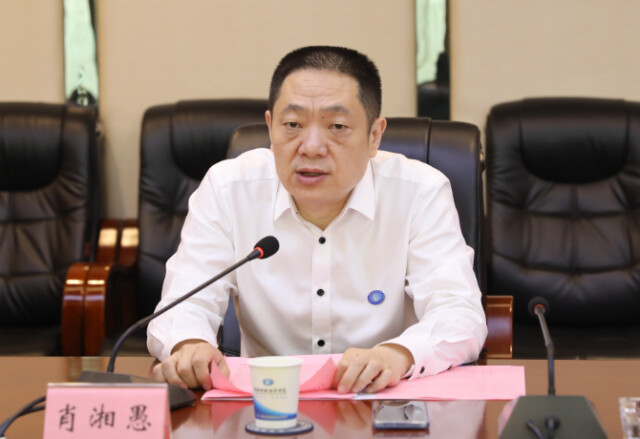 湖南财院党委书记肖湘愚向来宾介绍了学校的发展历史,办学成绩和未来