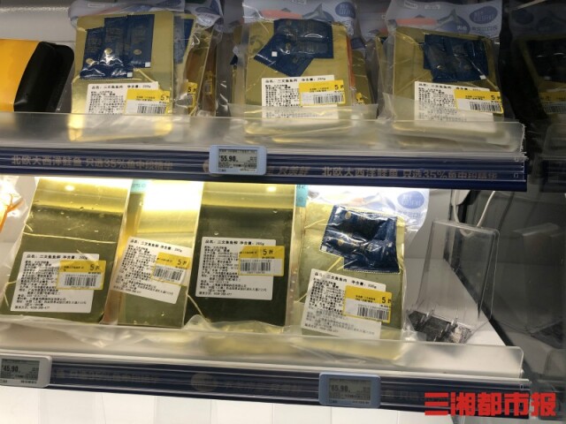 （6月14日，Ole超市内，未看到冰鲜三文鱼类商品，三文鱼标牌及价签也已被撤下。 记者 黄亚苹 摄）