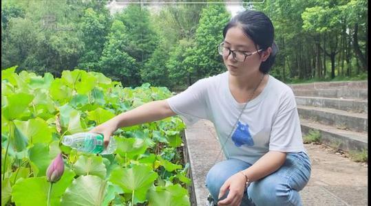 ▲生活中的钟芳蓉。图据网络 ▲生活中的钟芳蓉。图据网络