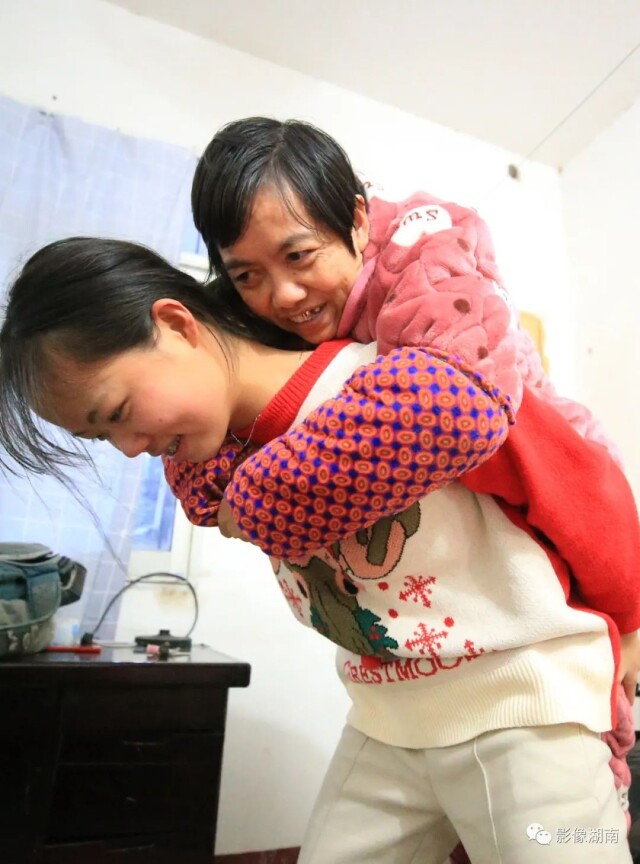 好样的!00后大学生,带着妈妈上大学