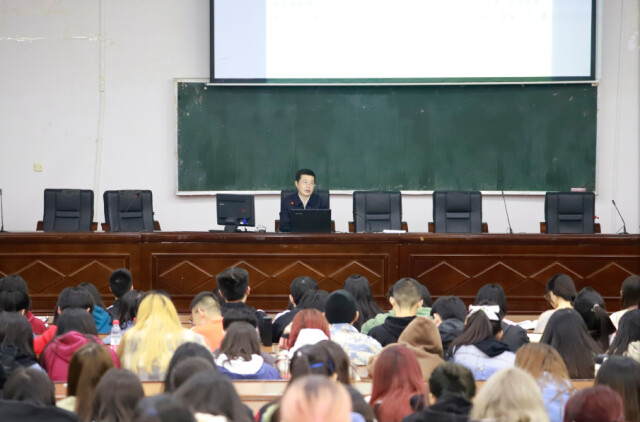 刘长庚为学生上形势与政策专题辅导课