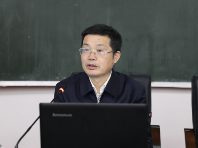 刘长庚为学生上形势与政策专题辅导课