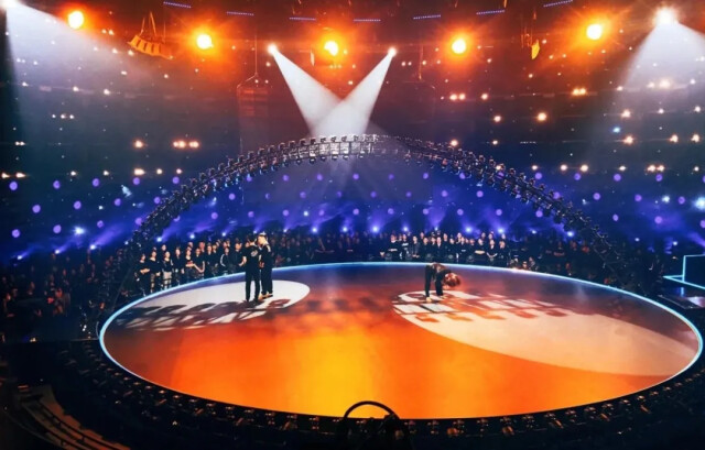 不仅如此,环形舞台的130台摄像机,可以灵活调整拍摄角度.