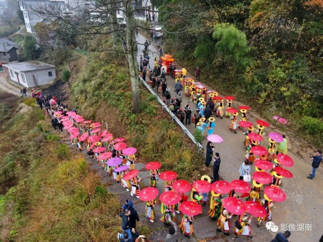 虎形山瑤族鄉擁有國家級非物質文化遺產花瑤挑花和嗚哇山歌