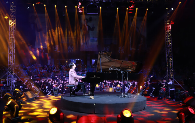 郎朗与湖南财政经济学院大学生合唱团共同演绎《我爱你，中国》