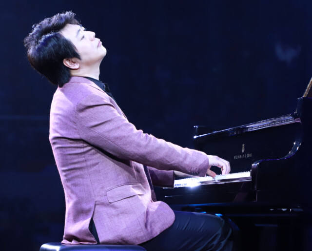 郎朗与湖南财政经济学院大学生合唱团共同演绎《我爱你，中国》