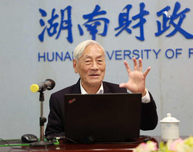 美国两院院士陈世卿应邀到湖南财政经济学院作学术讲座